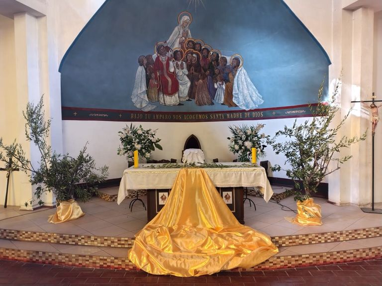 Altar de la parroquia preparado para la Pascua