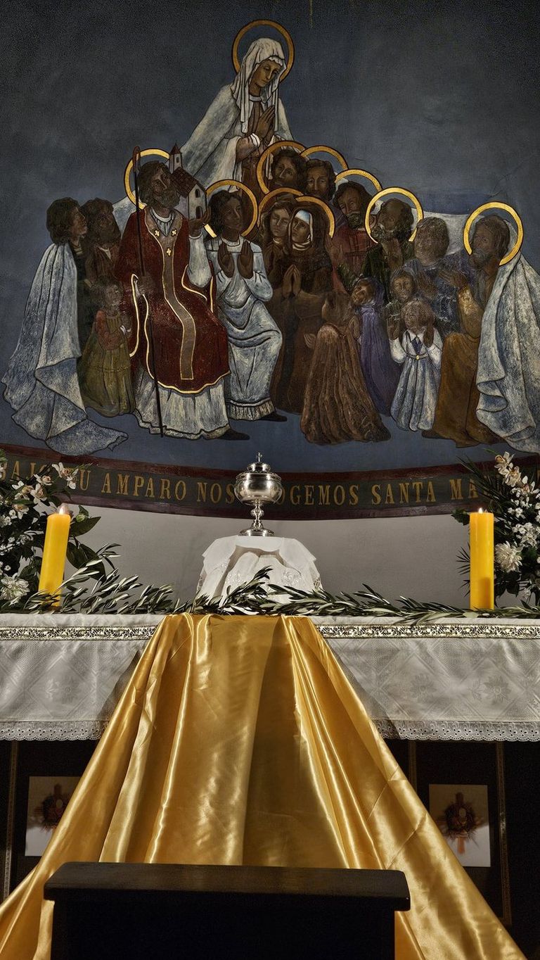 Mural «Bajo tu amparo nos acogemos, Santa Madre de Dios» sobre el altar