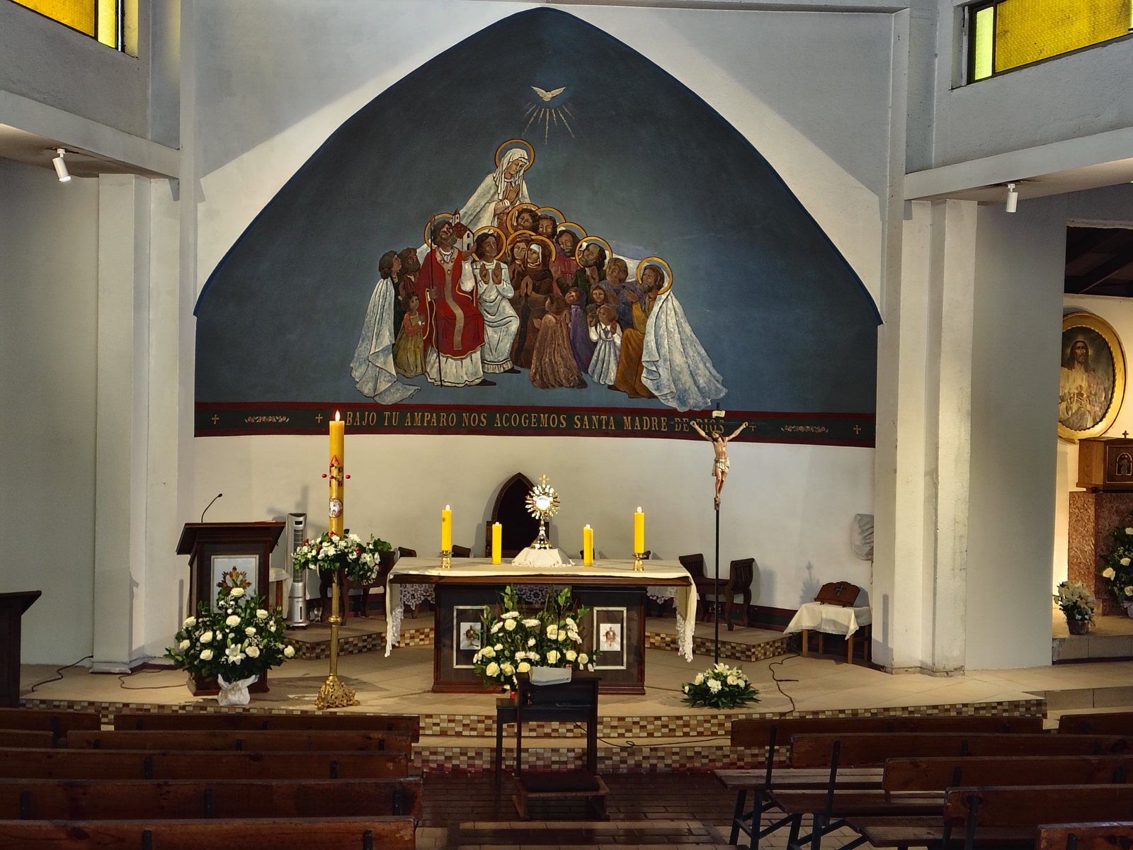 Presbiterio de la Parroquia Nuestra Señora de los Pobres