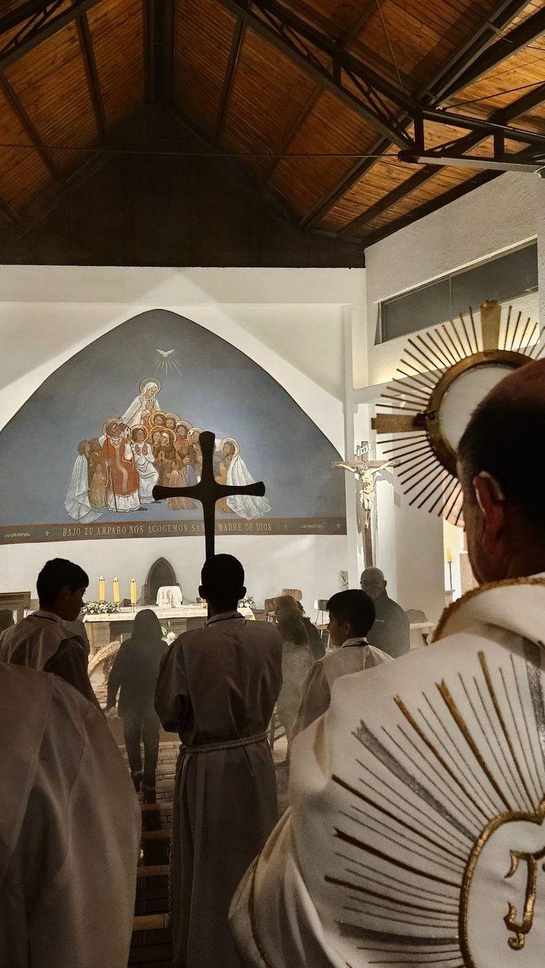 Procesión de entrada en el templo parroquial