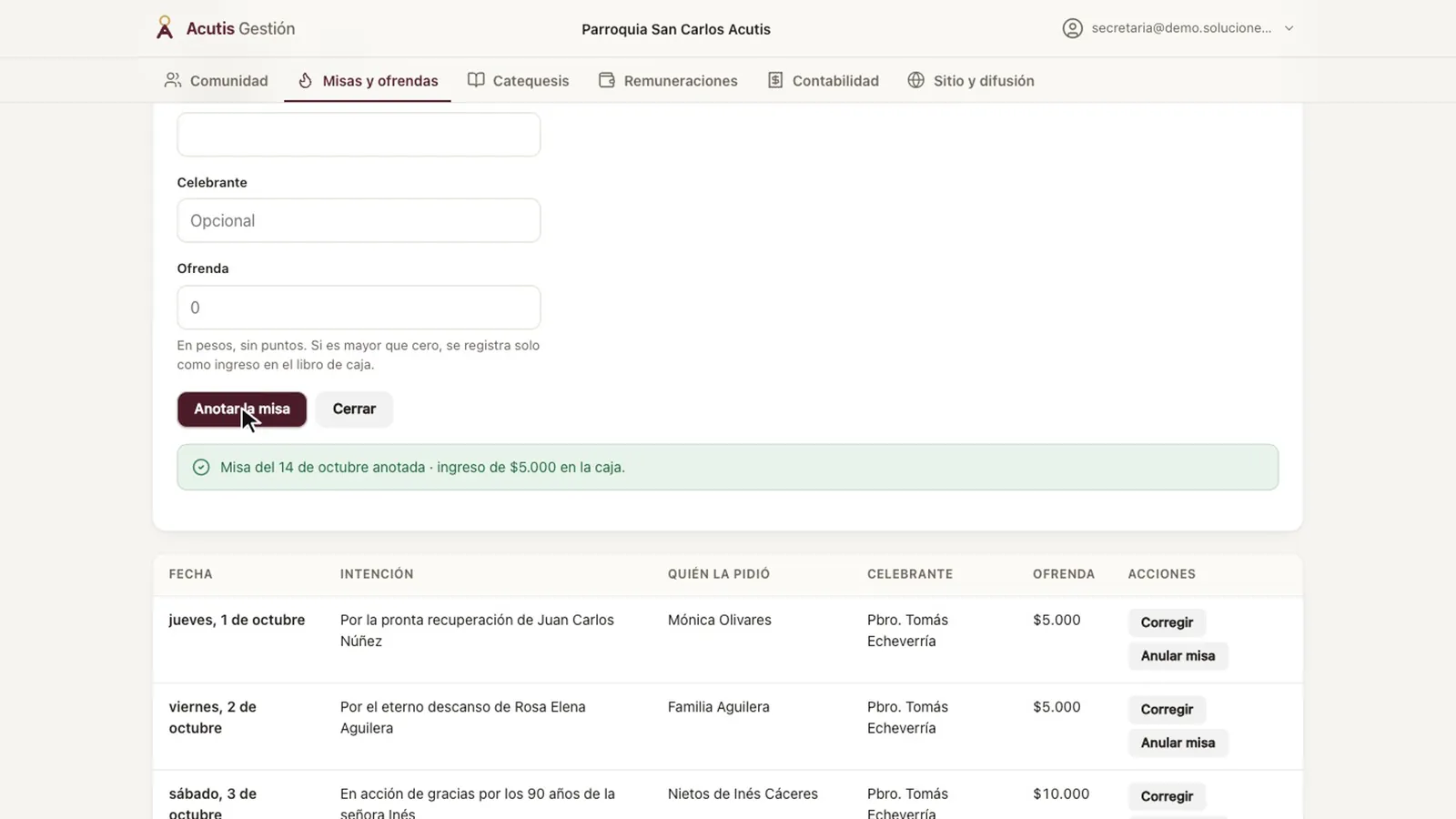 Aviso de misa anotada con su ingreso en la caja, sobre la lista de próximas misas