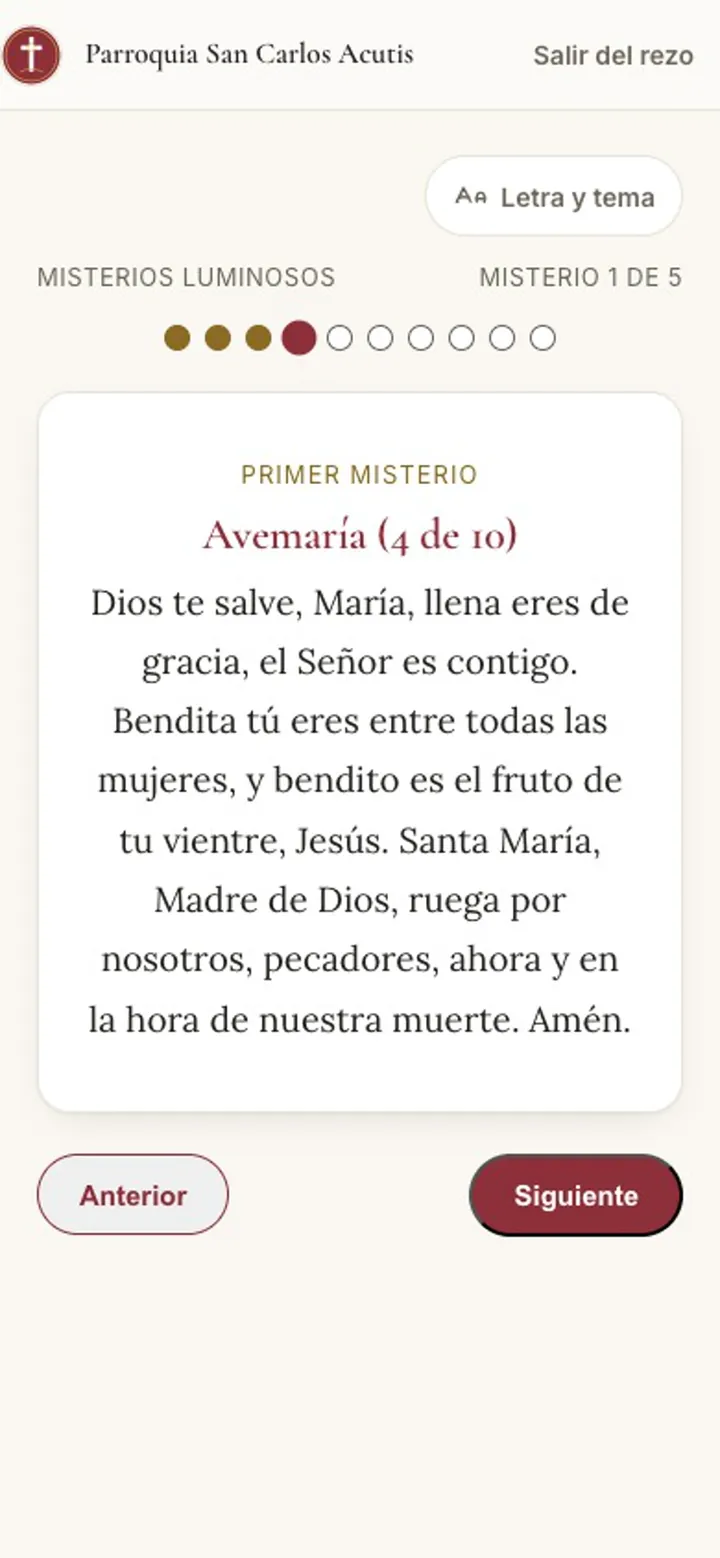 Rezo del rosario con la hilera de cuentas, el primer misterio y el avemaría 4 de 10