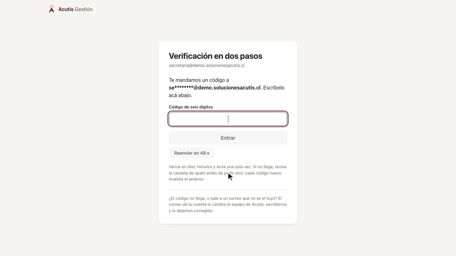 Verificación en dos pasos con el aviso del código enviado al correo y el reenvío en espera
